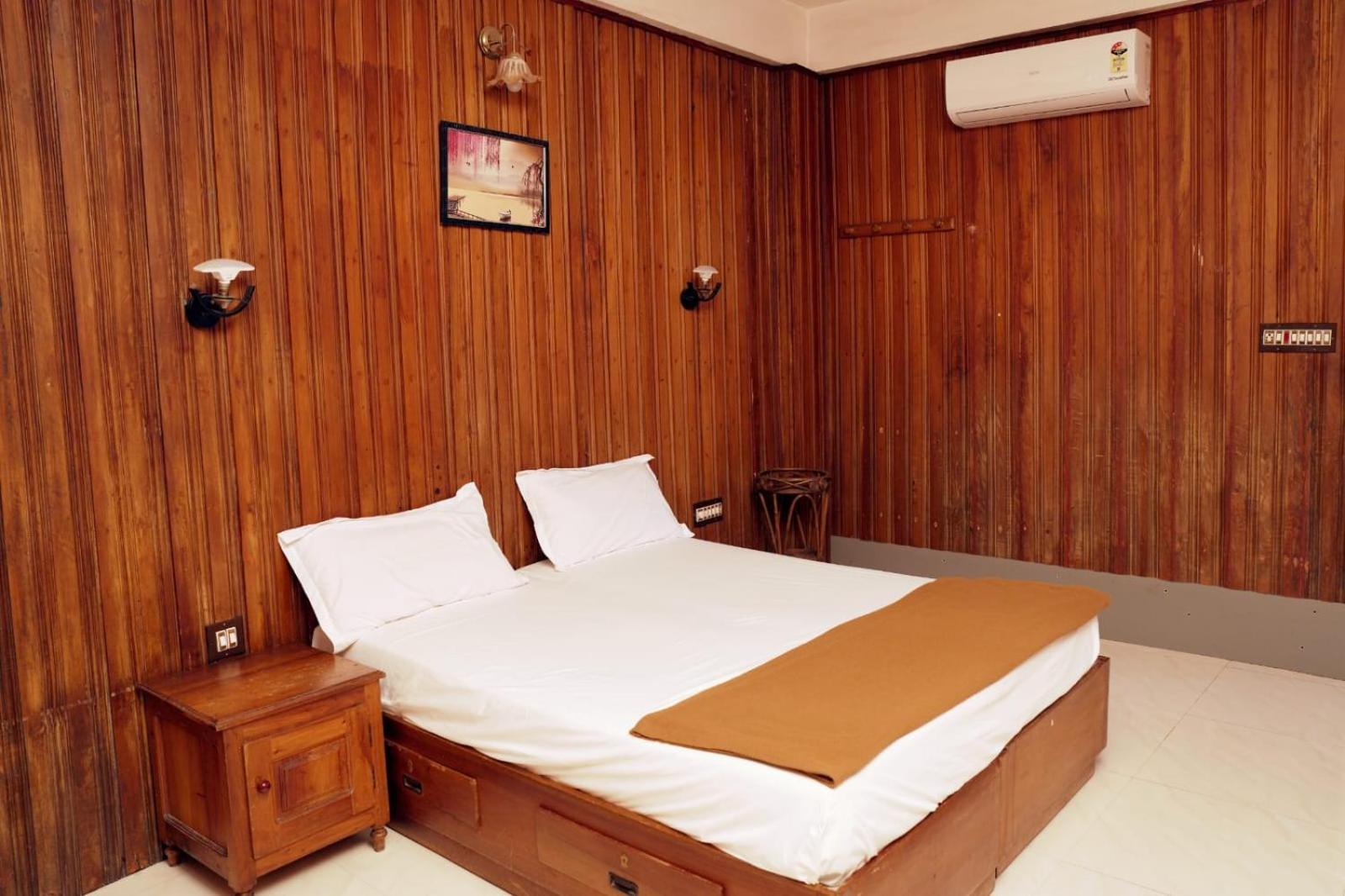 Dolphin Residency Hotel Thekkady Exterior photo