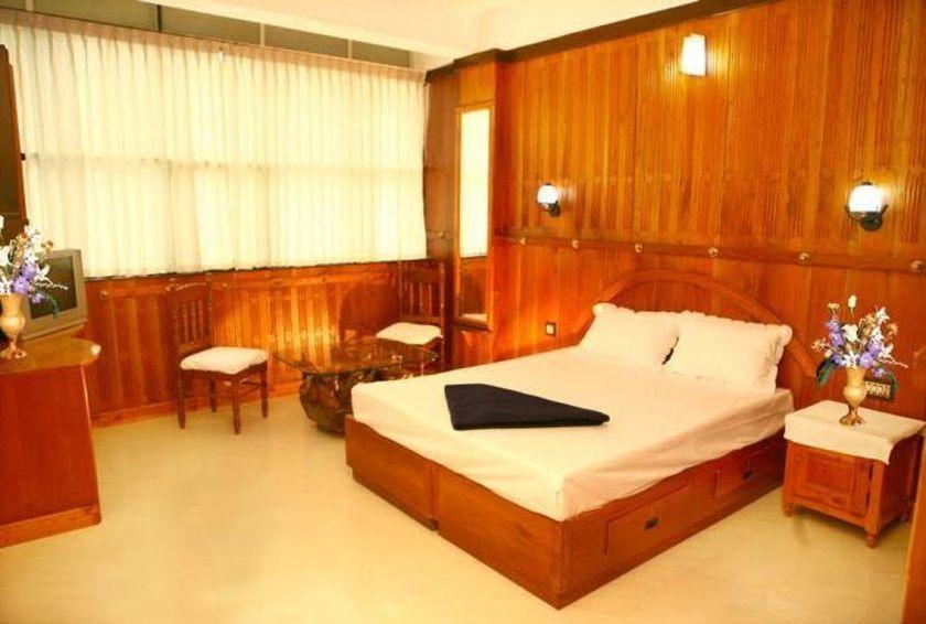 Dolphin Residency Hotel Thekkady Exterior photo