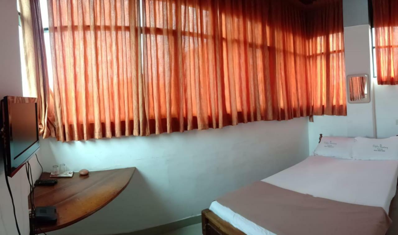 Dolphin Residency Hotel Thekkady Exterior photo